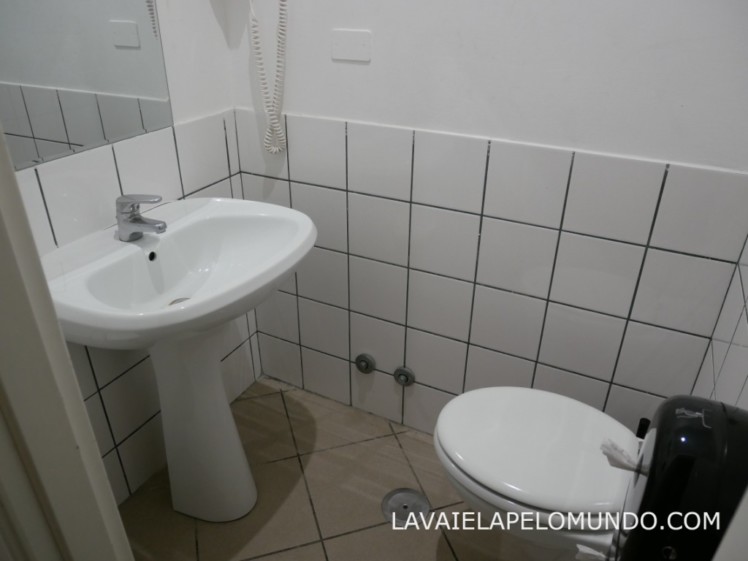 foto do banheiro do quarto do THE YELLOW HOSTEL em roma