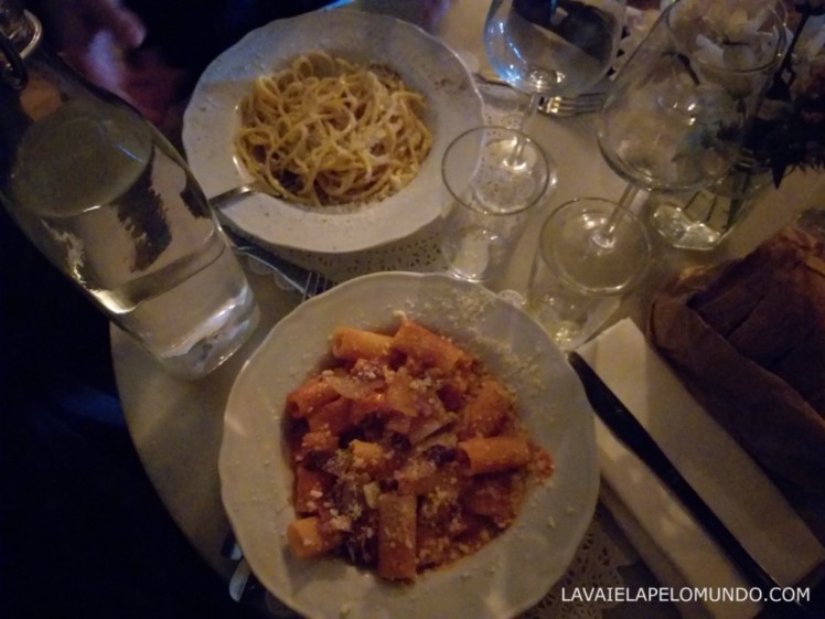 pratos de massas no restaurante OSTERIA DELLE COPPELLE em roma