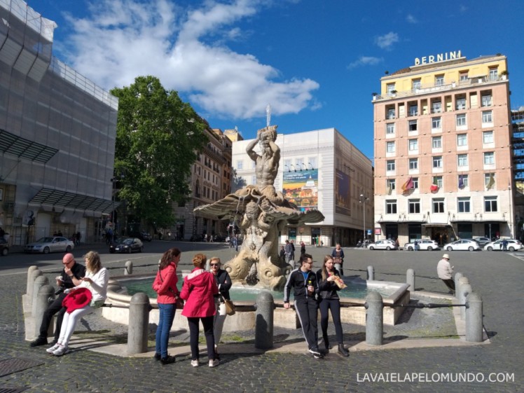 piazza barberini e Fontana del Tritone roma