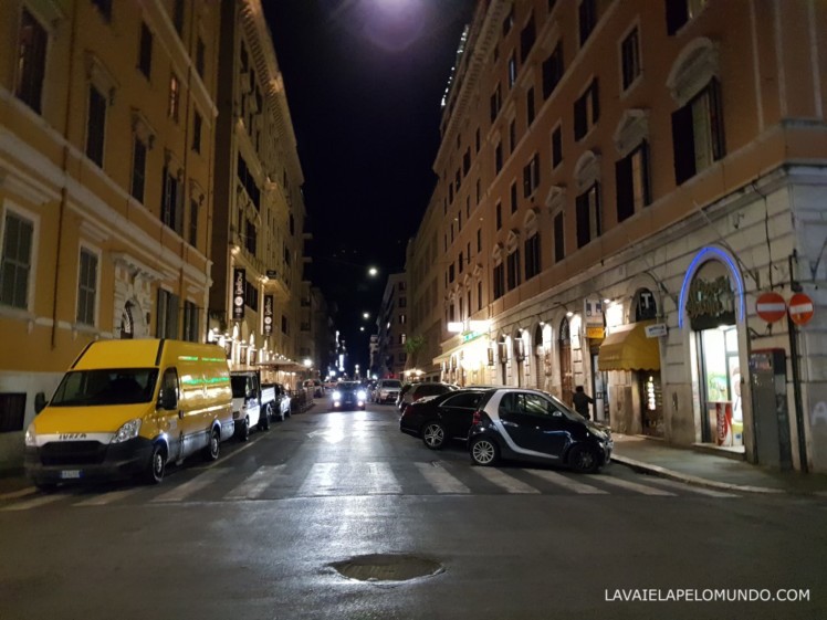rua no bairro de Castro Pretorio em roma à noite 