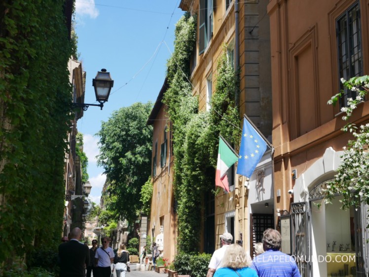 pessoas caminhando pela rua de roma