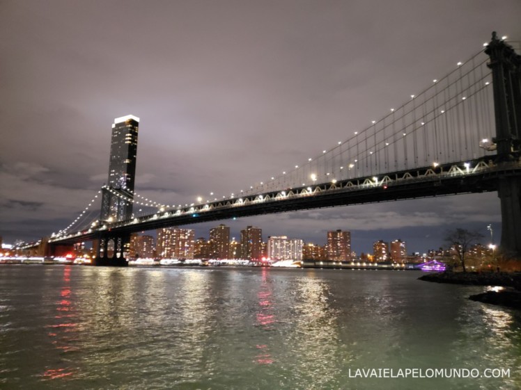 Manhattan Bridge iluminada a noite